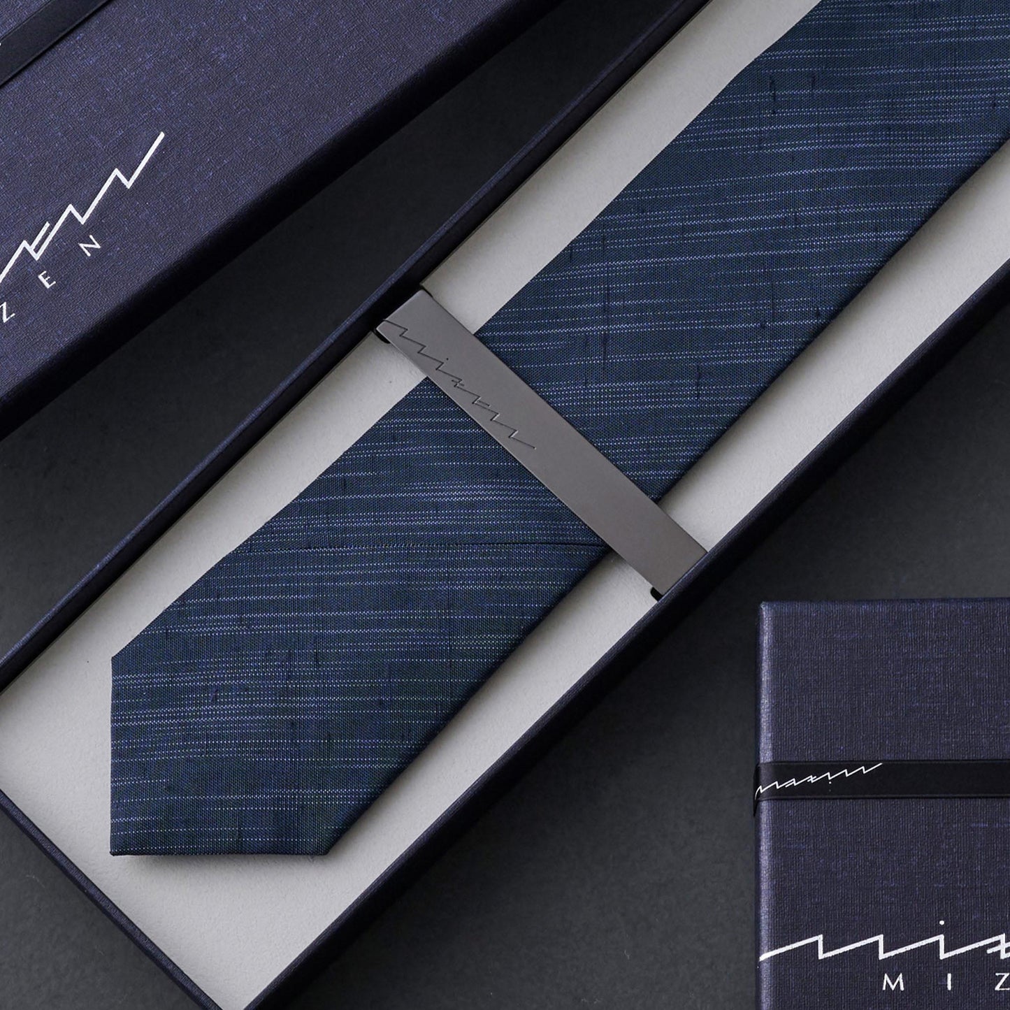 Slash tie - Ushiku Tsumugi Hagoromo Random Vertical Kasuri Rainfall Navy Blue